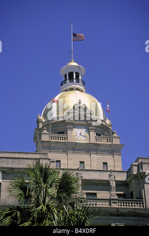 Ein Blick auf das historische Rathaus in der historischen Altstadt Savannah, Savannah Georgia. Stockfoto
