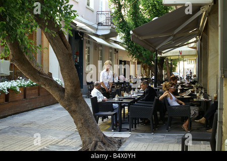 Straßencafe im modischen Kolonaki Bezirk von Athen Stockfoto
