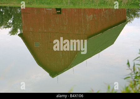 Alte rote Scheune im Teich auf Illinos Hof Stockfoto