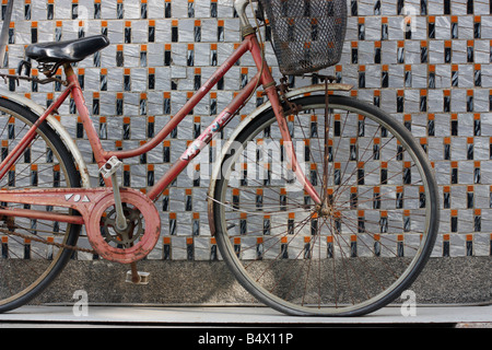 Alte Frauen Fahrrad eine geflieste Wand gelehnt. Stockfoto