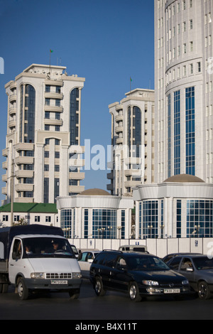 Verkehr und Neubauten in Ashgabat, Turkmenistan Stockfoto