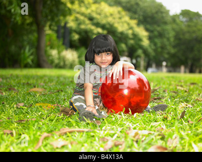 Asiatin im Park mit ihrem ball Stockfoto