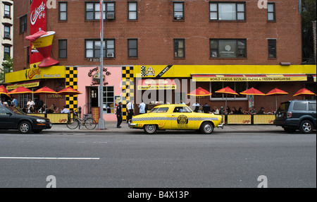 Gelbes Taxi wie Auto in bekannten NYC Restaurant in lower Manhattan Stockfoto