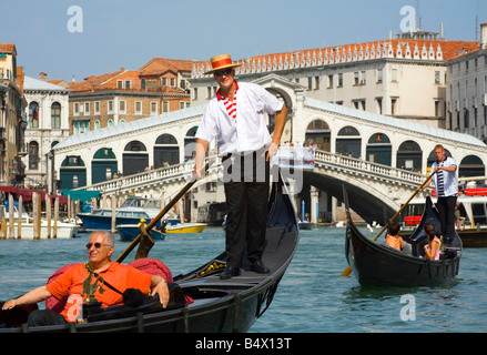 Nehmen eine Gondelfahrt in der Nähe der Rialto-Brücke in Venedig Italien Stockfoto