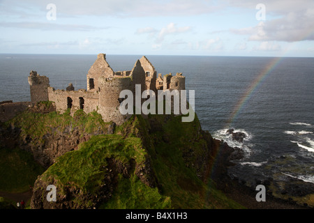 Dunluce Castle mit Regenbogen und der North Antrim Küste der Grafschaft Antrim Nordirland Großbritannien einer der Drehorte für Spiel der Throne Stockfoto
