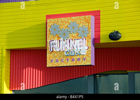 Pacific Park Santa Monica Pier, Los Angeles County, Kalifornien, USA. Funnel Cake Factory Store front bunt rot gelb Stockfoto