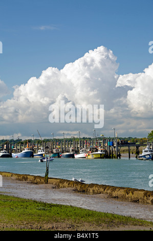 Boote im Hafen von Roggen in East Sussex Stockfoto