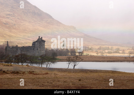 Ende des Winters Blick über Loch Awe Argyll Schottland zeigt Regenbogen über Schloss in Richtung des Kopfes des Sees Stockfoto