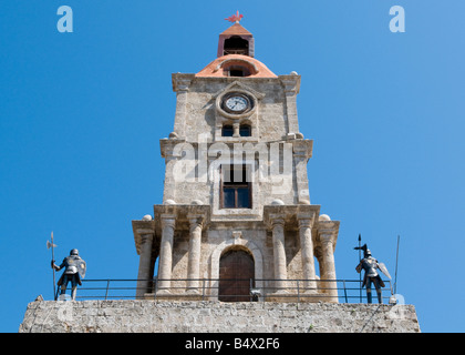 Rhodos Old Town Clock Tower, bewacht von zwei Klagen der Rüstung Stockfoto