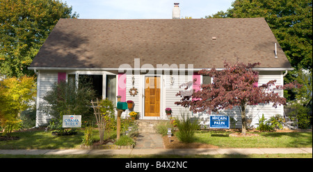 Ein Haus in New Jersey mit Obama und McCain Kampagne Schilder auf den Rasen vor dem Haus Stockfoto