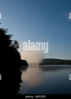 Nebligen Morgen mit Nebel entlang der St. John River New Brunswick, Kanada Stockfoto