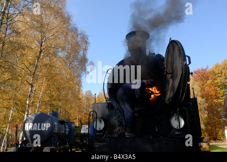 Lokomotive Tank Motor Dampfeisenbahn - offene Rauchkammer mit Feuer im Inneren Stockfoto