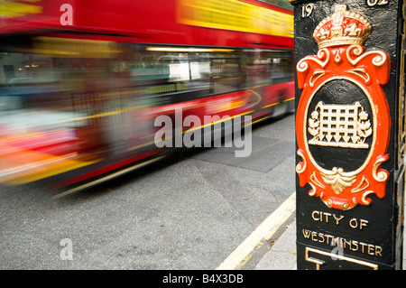 Verschieben von roten Bus, London Stockfoto