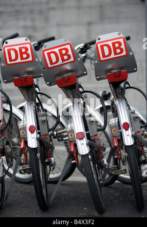 Fahrradverleih in Berlin die Bikes werden von DB oder die Deutsche Bahn betrieben und können freigeschaltet und per Kreditkarte eingestellt aufgereiht Stockfoto