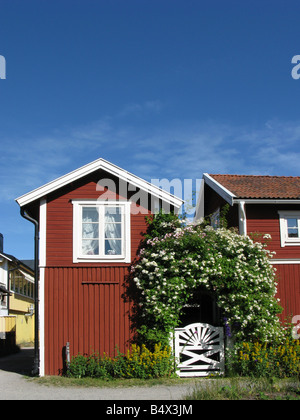 Typisches Schwedenhaus aus Holz auf einer Insel in den Stockholmer Schären gemacht Stockfoto