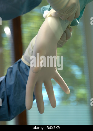 Hand mit OP-Handschuhen Stockfoto