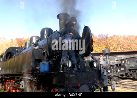 Lokomotive Tank Motor Dampfeisenbahn - offene Rauchkammer mit Feuer im Inneren Stockfoto