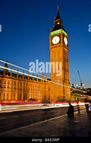 Lange Exposition Foto von Wesminster Brücke; mit Blick auf die Houses of Parliament und dem Uhrturm Stockfoto