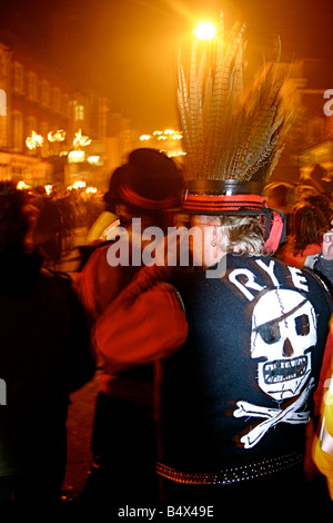 ROGGEN SCHÄDEL BONFIRE GESELLSCHAFT GUY FAWKES STREET SZENE LEWES NOVEMBER 5 FEUERWERK Stockfoto