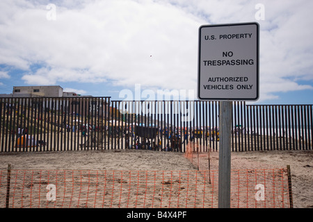 Ein Zeichen, eine Fläche von der internationalen Grenze als Staatseigentum erklärt. Stockfoto