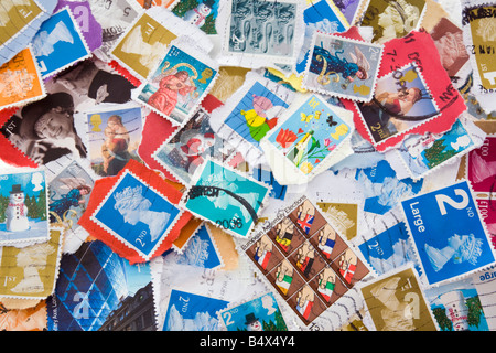 Eine bunte Auswahl an verschiedenen verwendet der britischen Royal Mail Briefmarken in Nahaufnahme. England Großbritannien Großbritannien Stockfoto