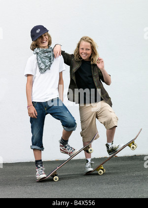 Zwei jungen mit skateboards Stockfoto