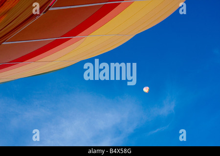 Zwei Heißluftballons, Blick von einem zum anderen, eine kleine, eine große, nachschlagen Stockfoto