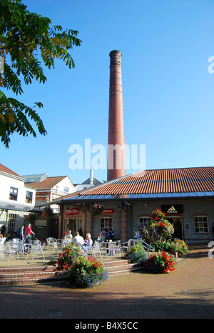 Outdoor-Café, Clarks Village Somerset Outlet Shopping, Farm Road, Street, Somerset, England, Vereinigtes Königreich Stockfoto