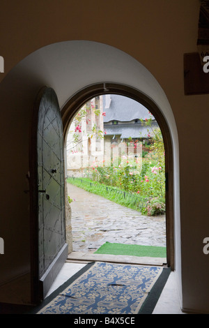 Bucovina Moldawien Rumänien Europa Blick durch alte Torbogen am Kloster Moldovita Verbindung Stockfoto