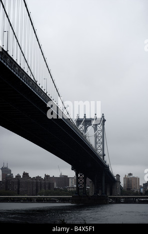 Unter Manhattan Bridge in New York an bewölkten Tag in New York Brooklyn Seite anzeigen Stockfoto