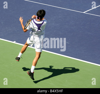 Junger Mann mit dem Tennisspielen Stockfoto