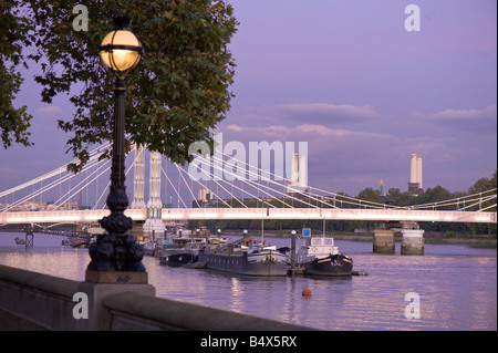 Beleuchtete Albert Brücke aus Chelsea Embankment bei Nacht London Vereinigtes Königreich Stockfoto