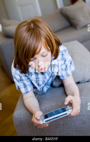 Jungen spielen von Videospielen Stockfoto