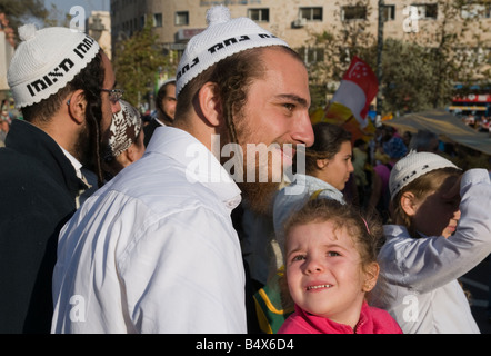 Israel Jerusalem City Center traditionellen jährlichen Jerusalem Parade Gruppe Braslawer orthodoxen Juden beobachten die Stockfoto