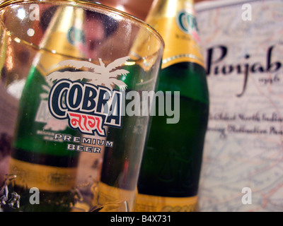Cobra Bierglas und Flasche im indischen restaurant Stockfoto