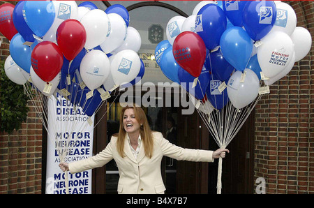 Sarah Ferguson Dezember 2002 Herzogin von York Photocall auf Denbies Weingut in Dorking Surrey wo sie eine Fundraising-Mittagessen besucht für Motoneuronen erkrankten Bild Holding Charity Lunch Luftballons Stockfoto