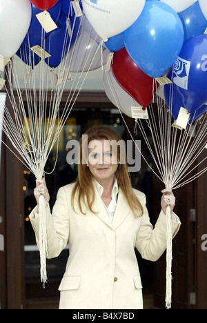Sarah Ferguson Dezember 2002 Herzogin von York Photocall auf Denbies Weingut in Dorking Surrey wo sie eine Fundraising-Mittagessen besucht für Motoneuronen erkrankten Bild Holding Charity Lunch Luftballons Stockfoto