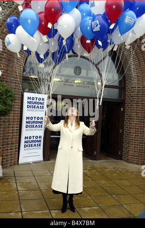 Sarah Ferguson Dezember 2002 Herzogin von York Photocall auf Denbies Weingut in Dorking Surrey wo sie eine Fundraising-Mittagessen besucht für Motoneuronen erkrankten Bild Holding Charity Lunch Luftballons Stockfoto