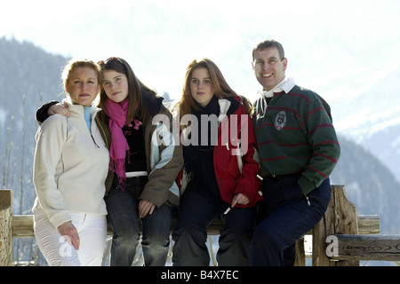 Prinz Andrew Duke of York Februar 2003 Ex-Mann von der Herzogin von York Sarah Ferguson bei einem Fototermin in Verbier Sarah Ferguson Prince Andrew und ihre Kinder Prinzessin Eugenie L vorne und Prinzessin Beatrice R vorne Stockfoto