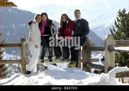 Der Duke of York Februar 2003 Prinz Andrew Duchess of York Sarah Ferguson mit ihren Kindern rechts Prinzessin Beatrice und Prinzessin Eugenie bei Photocall in Verbier Schweiz auf einen Skiurlaub mit seiner Familie Stockfoto