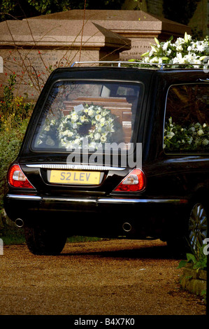 EIN LEICHENWAGEN MIT DEM KÖRPER VON ALEXANDER LITVINENKO KOMMT AUF DEM HIGHGATE-FRIEDHOF IM NORDEN VON LONDON VOR DER EX RUSSISCHE AGENTEN BEERDIGUNG PIC ROWAN GRIFFITHS Stockfoto