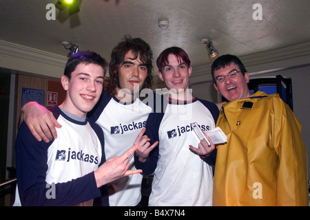 MTV Jackass Pukestock 2001 Tour März 2001 MTV Moderator Russell Brand zweiter von links Art College Studenten Keiran Ryan zweiter gratuliert von rechts auf Verzehr von 28 Eiern auf der ganzen Welt auf der Suche auf ist Mitbewerber Daren Hall und Globus-Manager Peter Murray Stockfoto