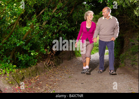 Älteres Paar zu Fuß Stockfoto