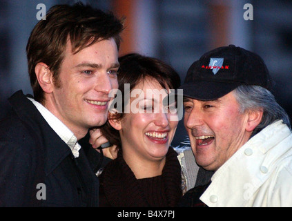 Ewan McGregor Schauspieler 19. Februar 2002 Ewan Mcgregor co-star Ruth Millar und Onkel Direktor Dennis Lawson im Regen in Edinburgh nach den Dreharbeiten kurz film Volumengeometrie Stockfoto