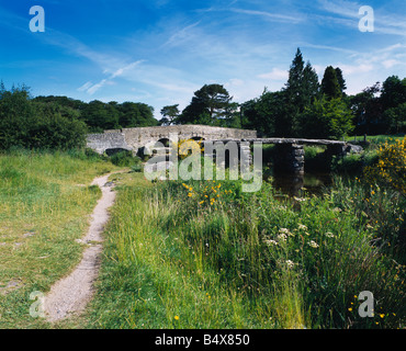 Die alte Klappbrücke über den East Dart River bei Postbridge im Dartmoor National Park, Devon, England. Stockfoto