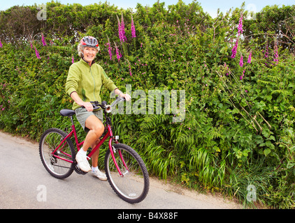 Ältere Frau posiert mit dem Fahrrad Stockfoto