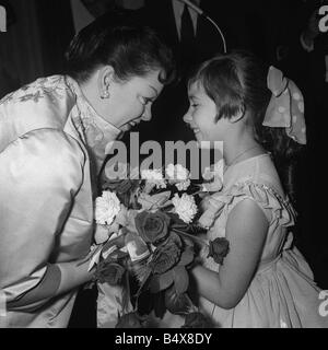Judy Garland 1960 Judy Garland am Empfang für sie bei EMI Haus in Manchester Square London beschrieben als einer der größten und tragischsten Hollywood s Entertainer The Wizard of Oz machte sie zum Star, doch MGM immer darauf spielt sie in untergeordneten Rollen, bis sie auf der ganzen Welt bewiesen, die sie heiraten Komponisten David Rose aufgewachsen war anziehen nach dem begann sie spielen Erwachsene Rollen jedoch Garland wurde süchtig nach Barbiturate Ihre ständige Stimmungsschwankungen und suizidale Tendenzen waren immer die Oberhand über ihr und im Jahr 1950 hatte sie die musikalische Annie Get Your Gun auf halbem Weg aufzuhören Stockfoto