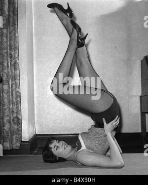 Sunni Cooley 1958 Showgirl mit 43 Beine Satz Beine bis zu den Achselhöhlen scheint eher geeignet wenn man dieses Bild von Showgirl Sunni Cooley ihre Beine gemessen eine Amzing 43 Zoll lange zweifellos etwas eines Vermögenswertes in ihrer Linie der Arbeit Stockfoto
