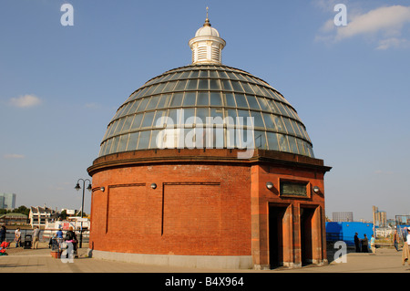 Runde rote Ziegel terminal gekrönt durch die gläserne Kuppel des The Greenwich Foot Tunnel London Stockfoto