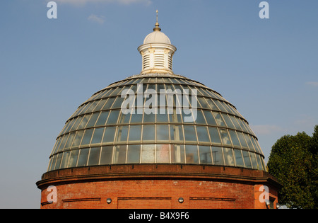 Runde rote Ziegel terminal gekrönt durch die gläserne Kuppel des The Greenwich Foot Tunnel London Stockfoto